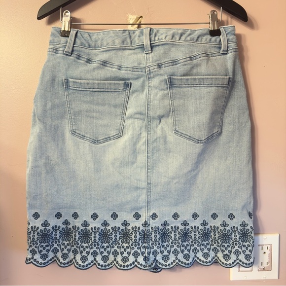 Talbots Embroidered Floral Denim Skirt Medium Washed Women Size 6 - Picture 4 of 6
